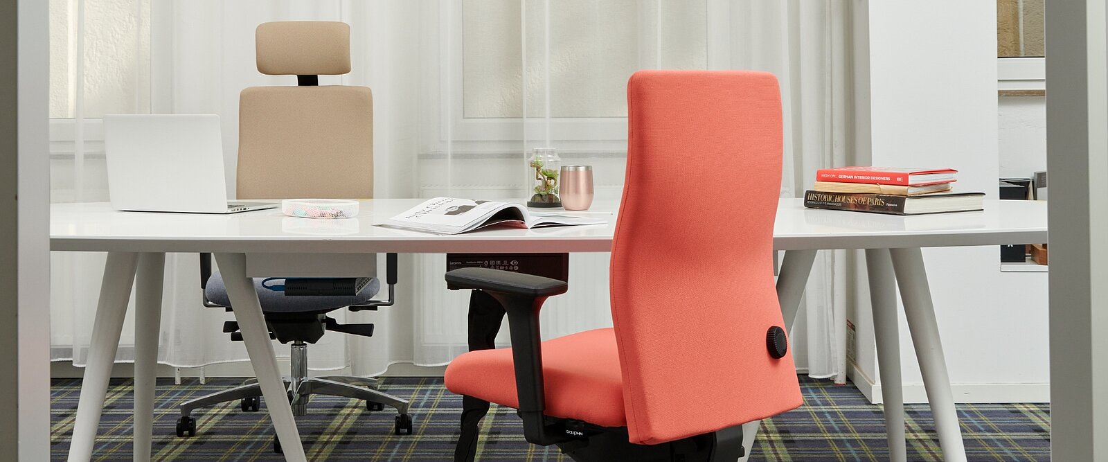 Les sièges pivotants Shape economy2 comfort avec dossier entièrement capitonné présentent un contour de dossier qui s’inspire de la colonne vertébrale pour offrir un soutien optimal devant le poste de travail.