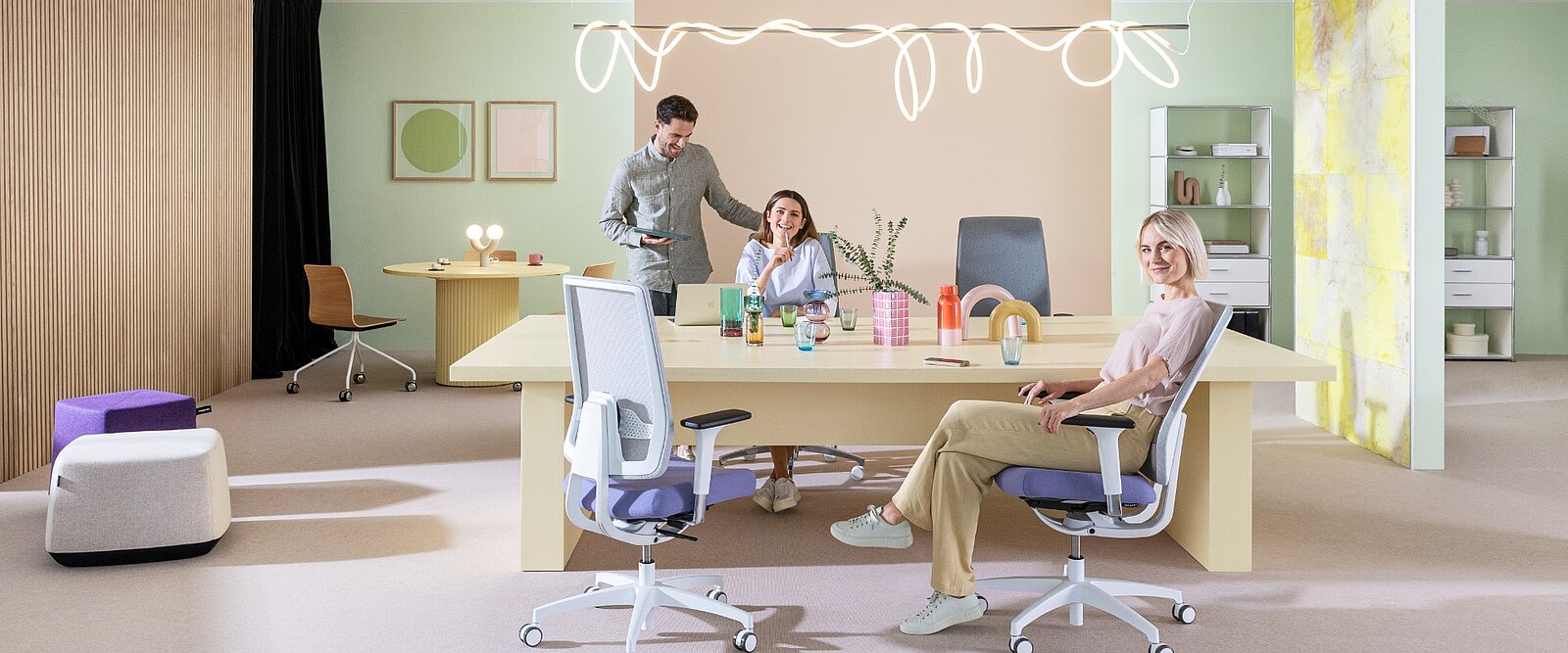 Convient parfaitement aux postes de travail flexibles, s’adapte automatiquement.